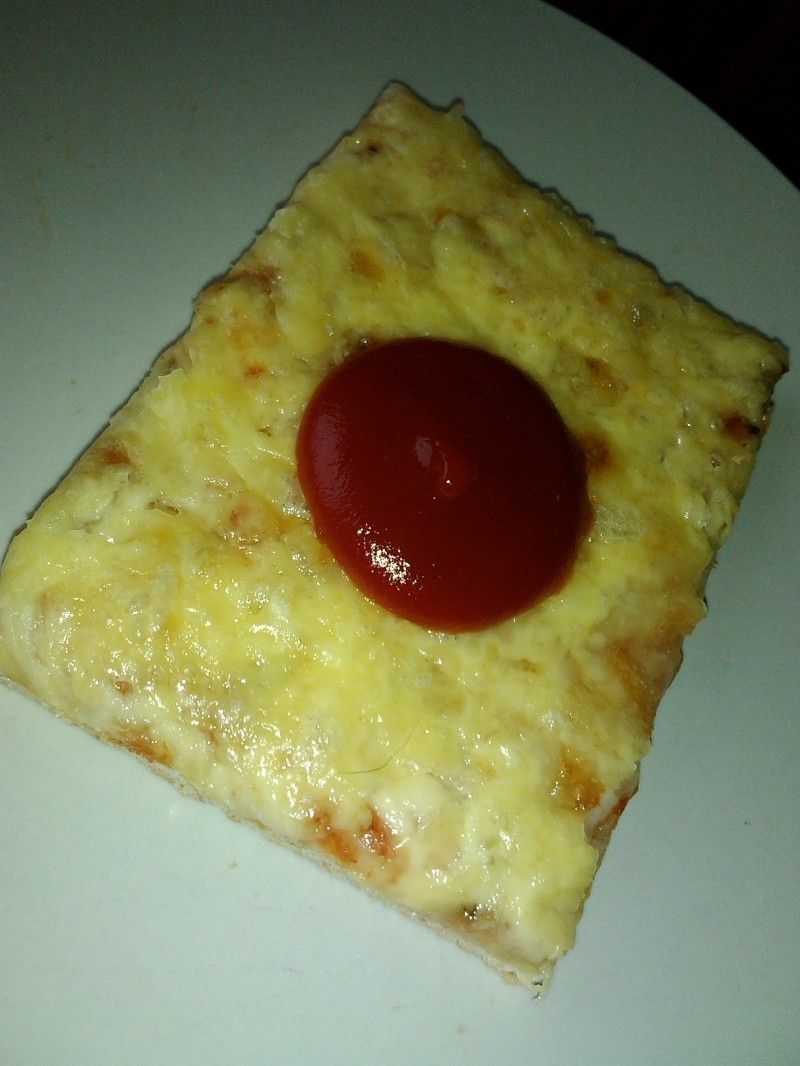 Pizza serowa na cienkim cieście Pizza serowa na cienkim cieście