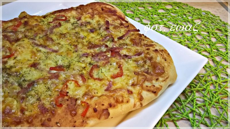 Pizza serowa z nutą wędliny i papryki