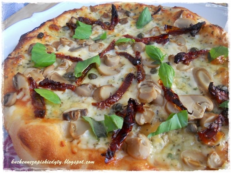 Pizza serowo pieczarkowa z suszonymi pomidorami Pizza serowo pieczarkowa z suszonymi pomidorami
