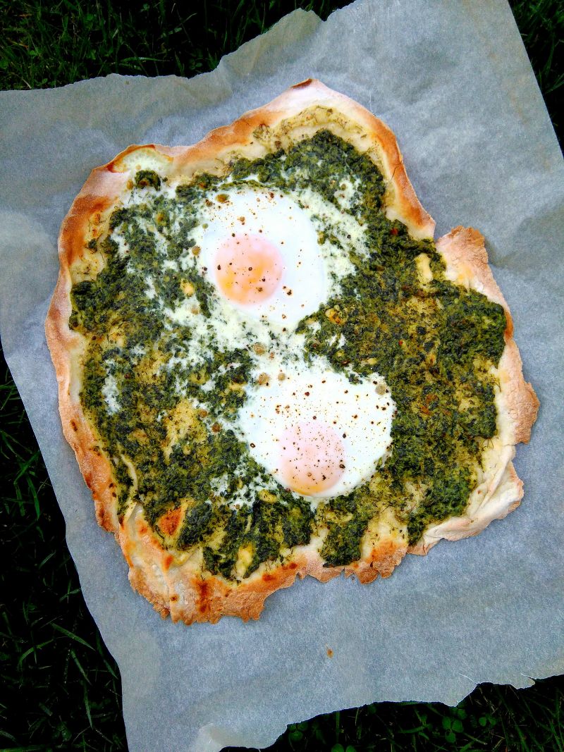 Pizza śniadaniowa ze szpinakiem i jajkiem Pizza śniadaniowa ze szpinakiem i jajkiem