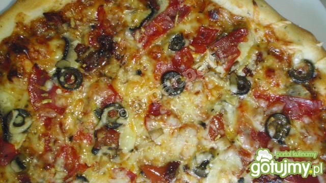 Pizza śródziemnomorska z chorizo Pizza śródziemnomorska z chorizo
