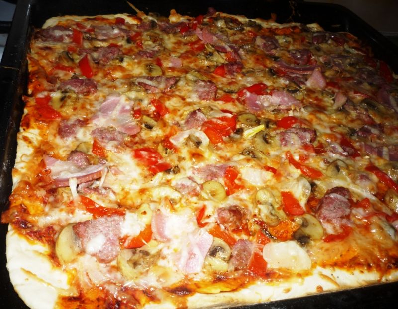 Pizza swojska na cienkim cieście Pizza swojska na cienkim cieście