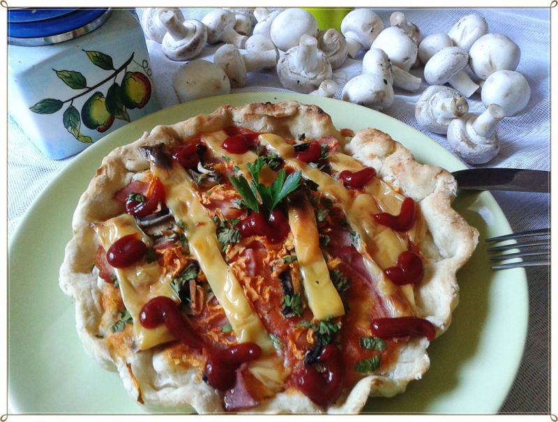 Pizza-tarta z szynką, pieczarkami i marchewką