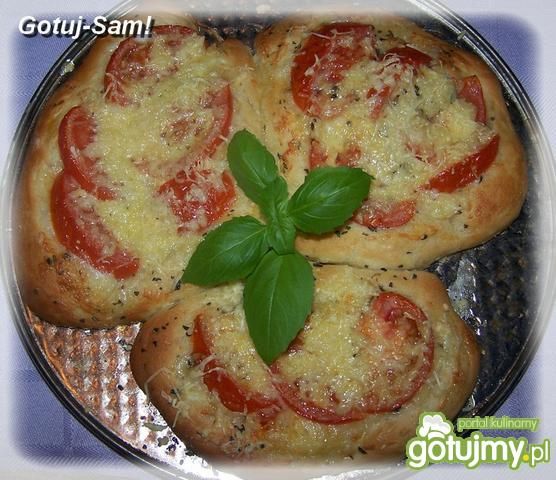 Pizza  trojaczki z cebulą i pomidorami Pizza  trojaczki z cebulą i pomidorami
