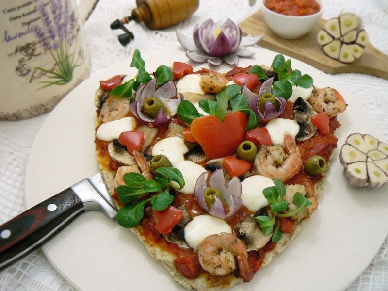 Pizza walentynkowa z lutenicą  Pizza walentynkowa z lutenicą