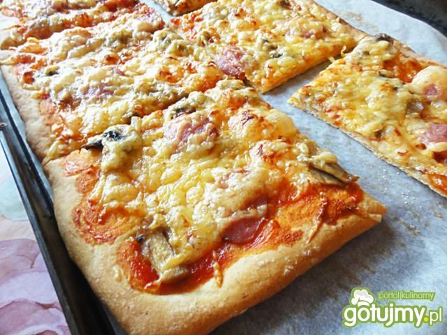 Pizza wiejska z cienką kiełbaską Pizza wiejska z cienką kiełbaską