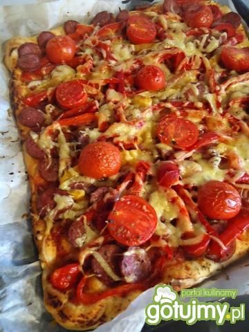 Pizza wiejska z papryką i kiełbasą Pizza wiejska z papryką i kiełbasą