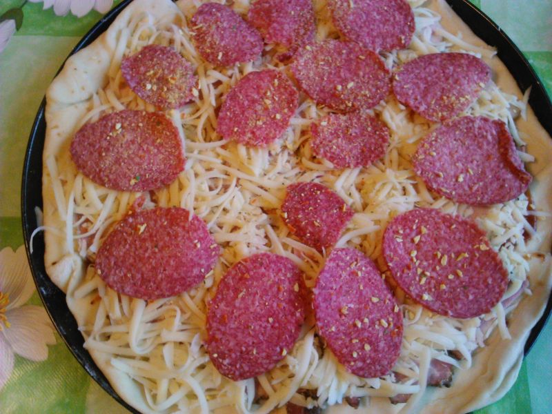 Pizza wiejska z salami