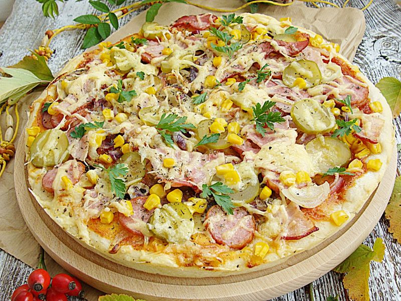 Pizza wiejska z sosem