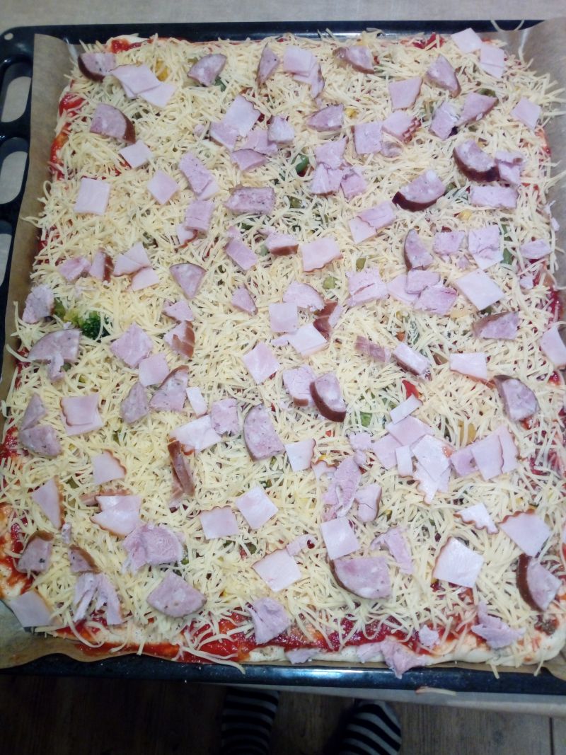 Pizza XXL z warzywami, szynką i serem wędzonym
