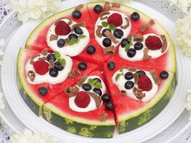 Pizza z arbuza z serkiem waniliowym i czekoladą  Pizza z arbuza z serkiem waniliowym i czekoladą