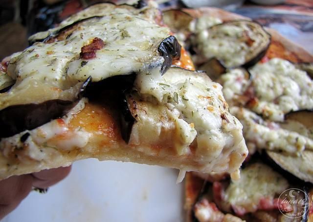 Pizza z bakłażanem i serkiem wiejskim