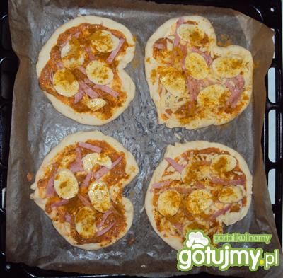 Pizza z bananem i curry