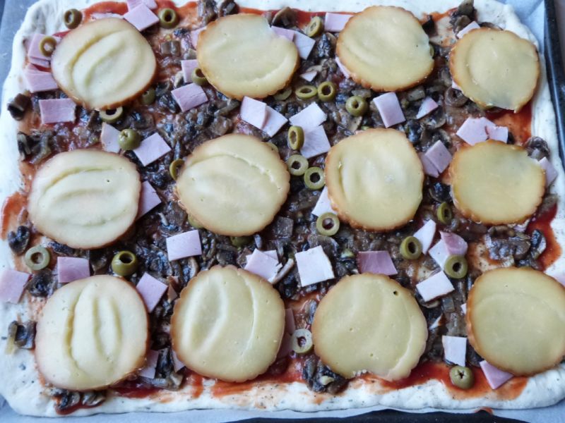 Pizza z bazylią i wędzonym serem