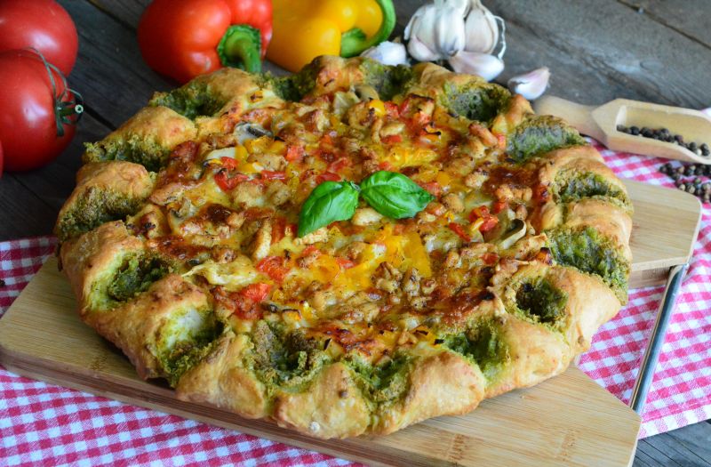 Pizza z bazyliową koroną Pizza z bazyliową koroną