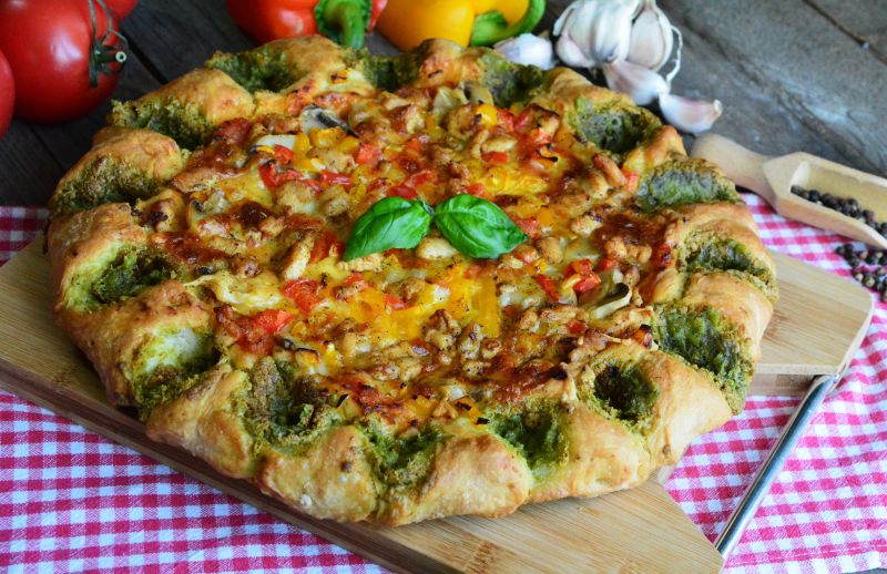 Pizza z bazyliową koroną Pizza z bazyliową koroną