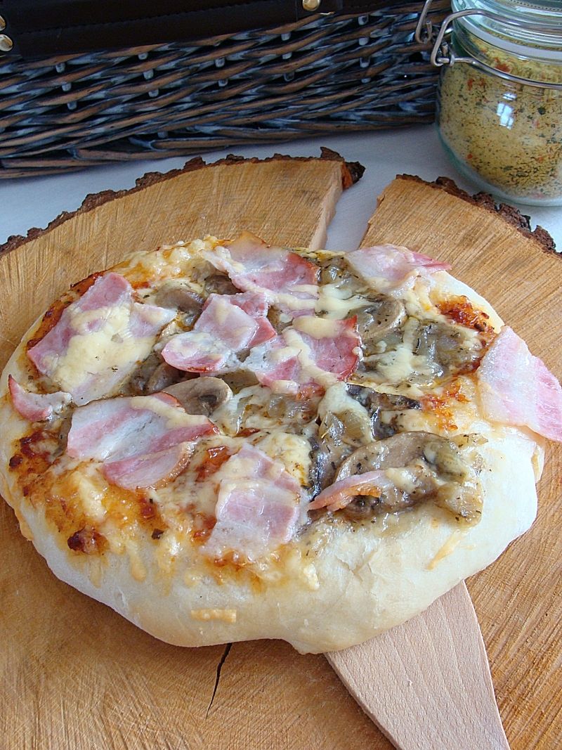 Pizza z bekonem na grubym cieście Pizza z bekonem na grubym cieście