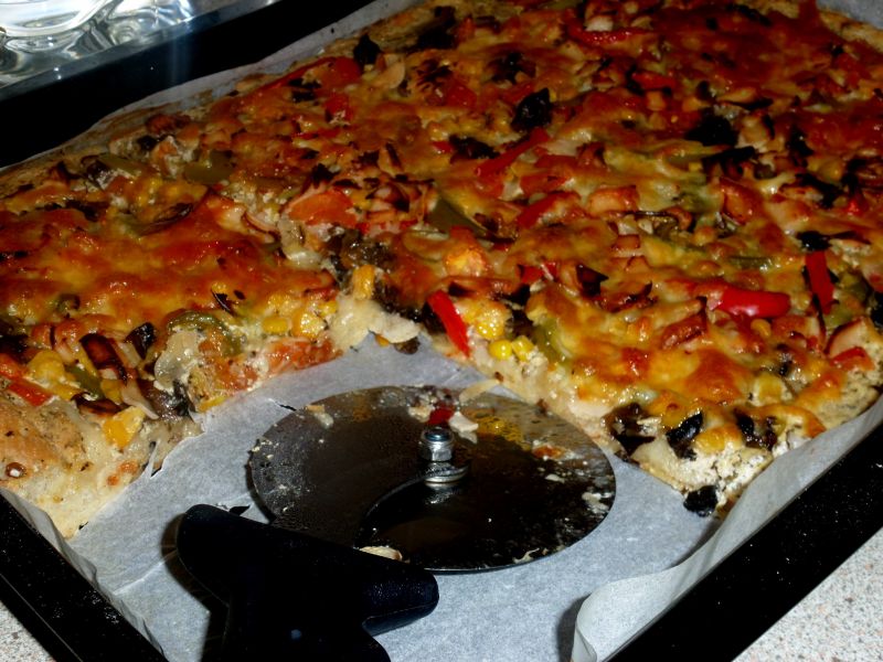 Pizza z białym sosem