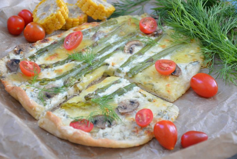 Pizza z białym sosem i szparagami Pizza z białym sosem i szparagami