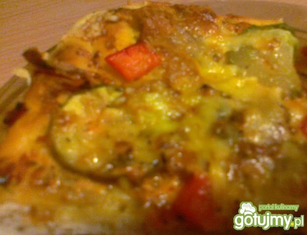 Pizza z białym sosem ogórkiem i kiełbasą Pizza z białym sosem ogórkiem i kiełbasą
