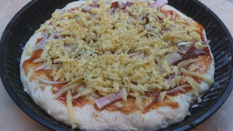 Pizza z boczkiem, cebulą i serem