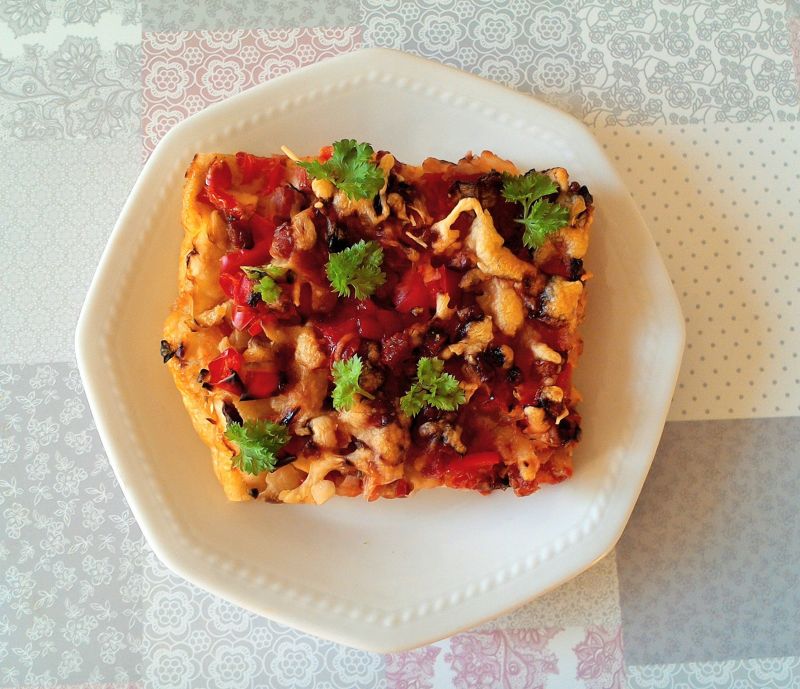 Pizza z boczkiem, czerwoną papryką i pieczarkami Pizza z boczkiem, czerwoną papryką i pieczarkami