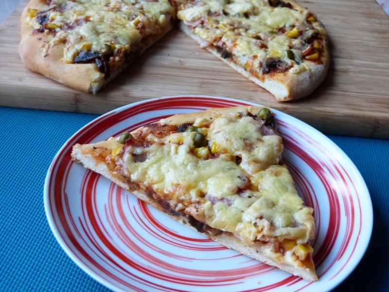 Pizza z boczkiem i kukurydzą Pizza z boczkiem i kukurydzą