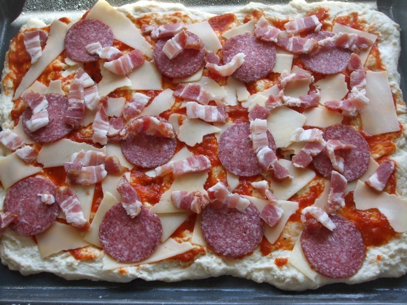 Pizza z boczkiem i salami 