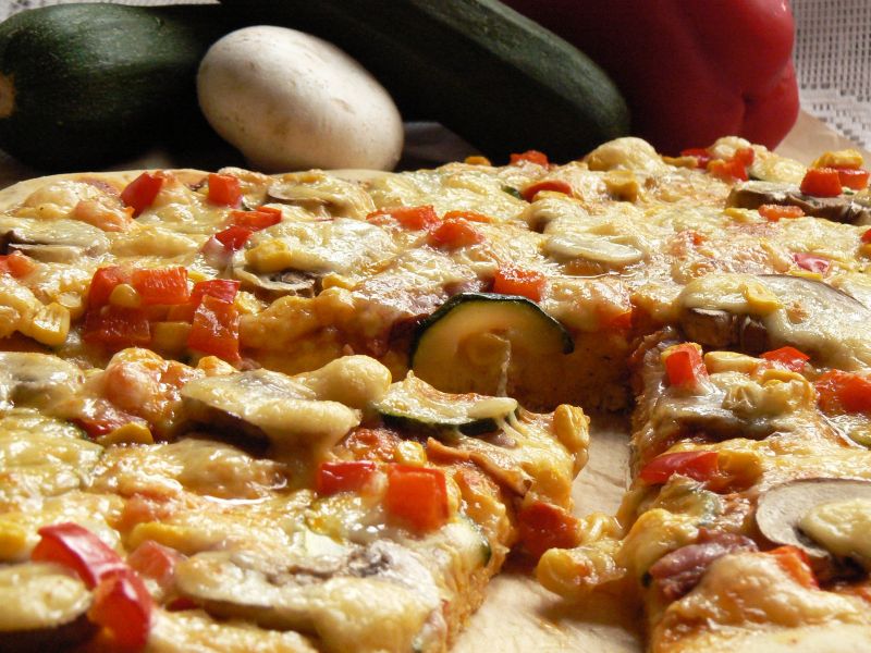 Pizza z boczkiem i warzywami