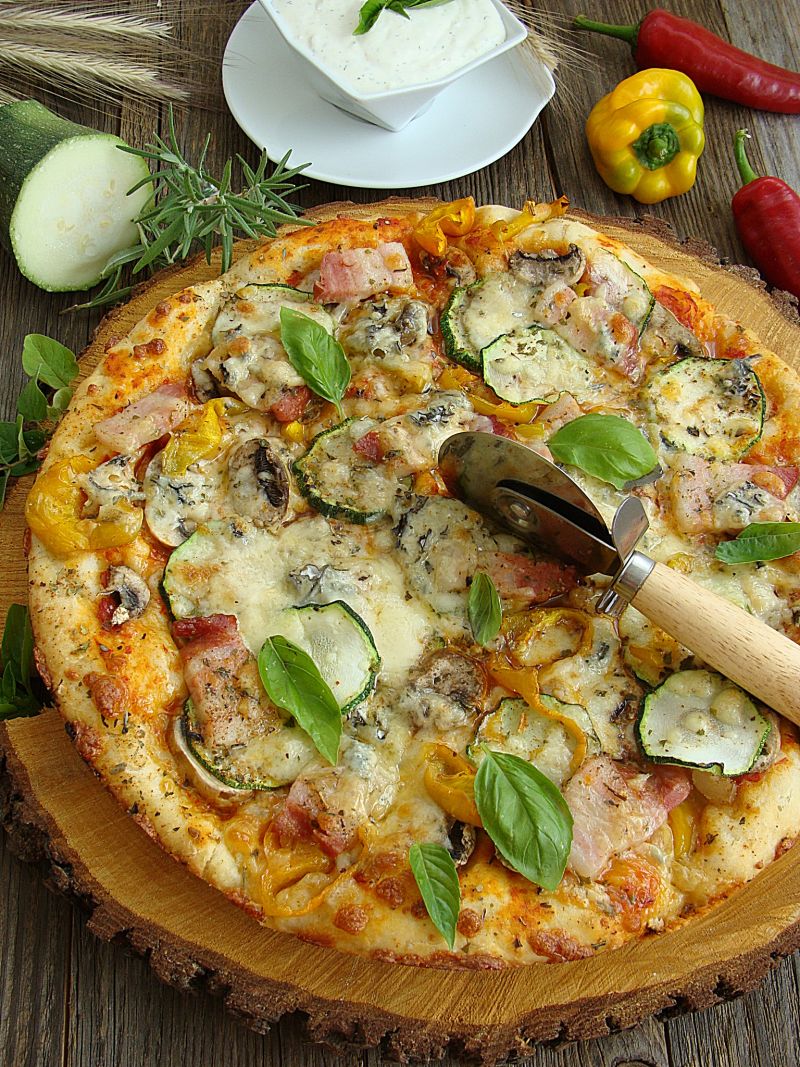 Pizza z boczkiem papryką i serem pleśniowym