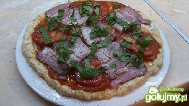 Pizza z boczkiem, pomidorem i serem