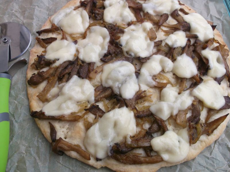 Pizza z boczniakami,cebulą i mozzarellą Pizza z boczniakami,cebulą i mozzarellą