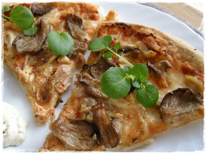 Pizza z boczniakami, kurczakiem i rukwią