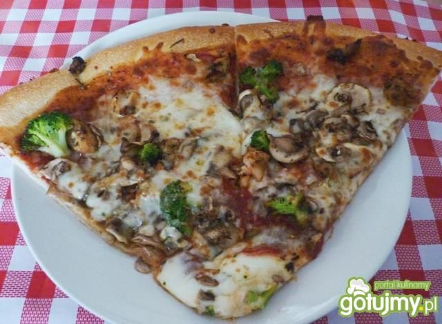 Pizza z brokułami i pieczarkami