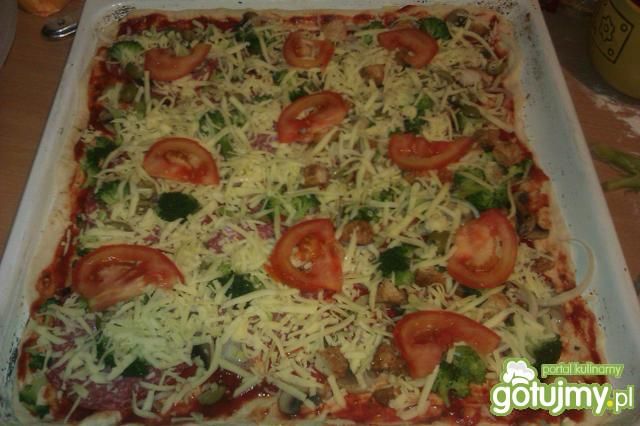 Pizza z brokułami i pomidorami Pizza z brokułami i pomidorami