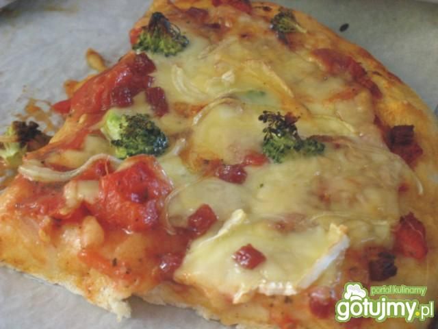 Pizza z brokułami i trzema serami Pizza z brokułami i trzema serami