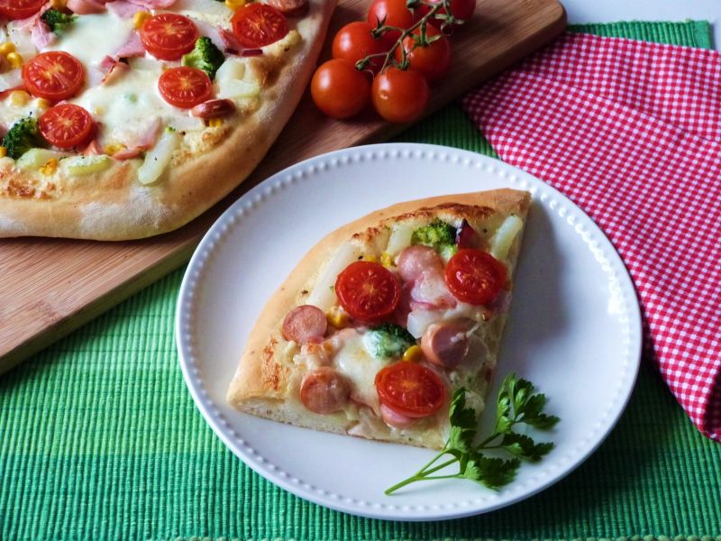 Pizza z brokułem i kalarepą