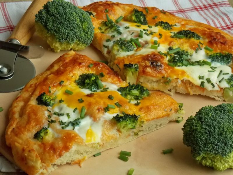 Pizza z brokułem, jajkiem na cieście ziemniaczanym Pizza z brokułem, jajkiem na cieście ziemniaczanym