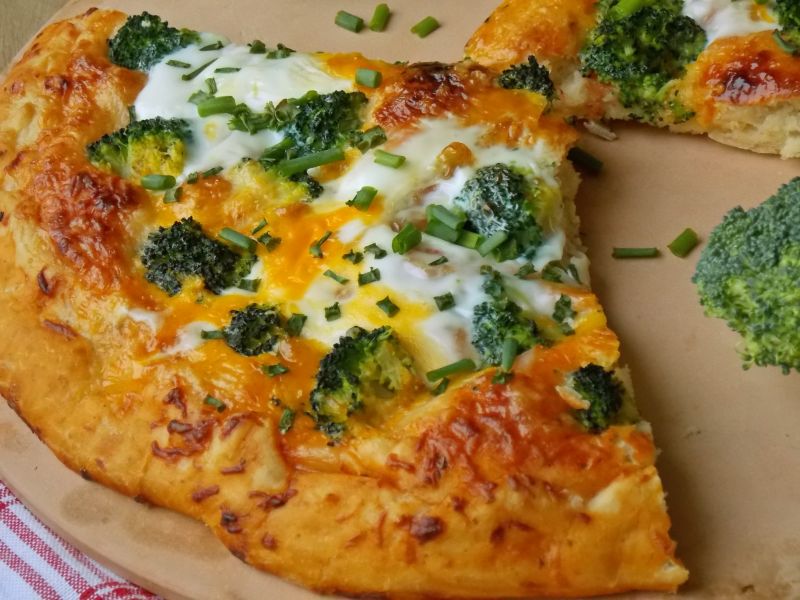 Pizza z brokułem, jajkiem na cieście ziemniaczanym Pizza z brokułem, jajkiem na cieście ziemniaczanym