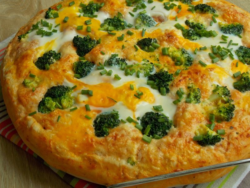 Pizza z brokułem, jajkiem na cieście ziemniaczanym Pizza z brokułem, jajkiem na cieście ziemniaczanym