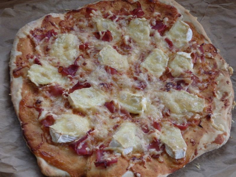 Pizza z camembertem i szynką dojrzewającą