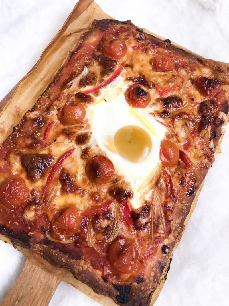 Pizza z cebulą, jajkiem i papryką czerwoną Pizza z cebulą, jajkiem i papryką czerwoną