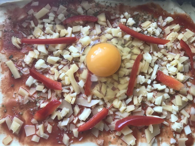Pizza z cebulą, jajkiem i papryką czerwoną