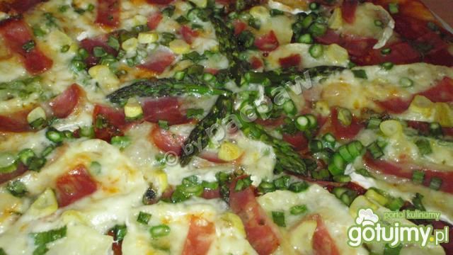 Pizza z chapatą, camembertem i szparagie Pizza z chapatą, camembertem i szparagie