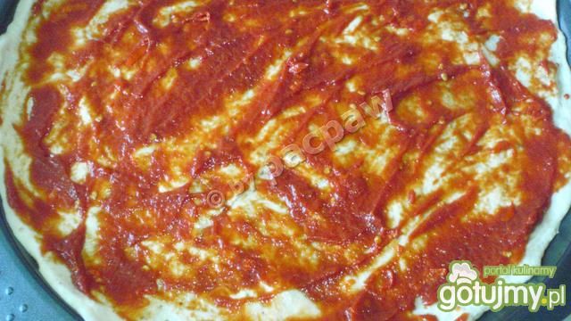 Pizza z chapatą, camembertem i szparagie