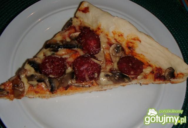 Pizza  z chorizo i pieczarkami Pizza  z chorizo i pieczarkami