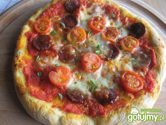 Pizza z chorizo i pomidorkami. Pizza z chorizo i pomidorkami.