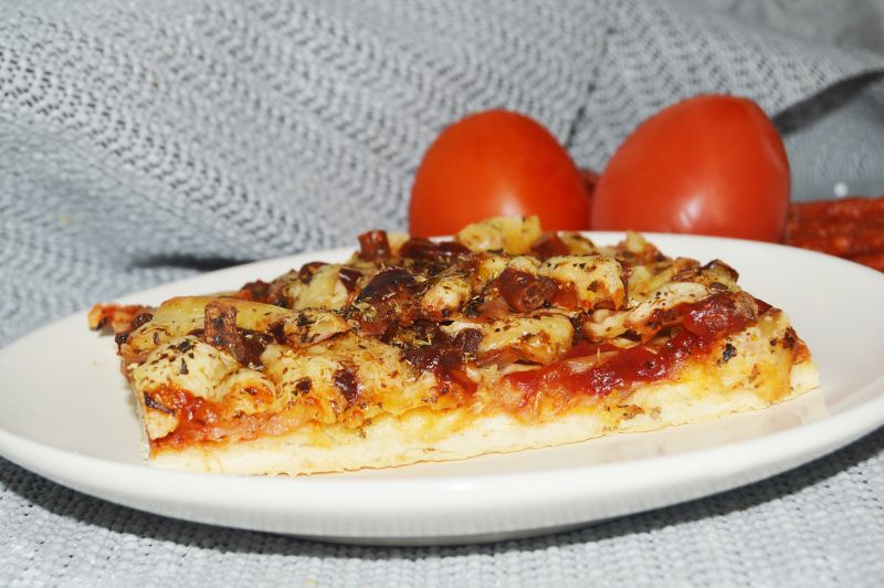 Pizza z cukinią, cebulą, szynką i kabanosami Pizza z cukinią, cebulą, szynką i kabanosami