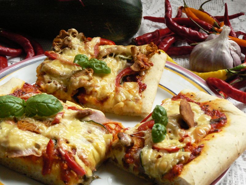 Pizza z cukinią i kurkami