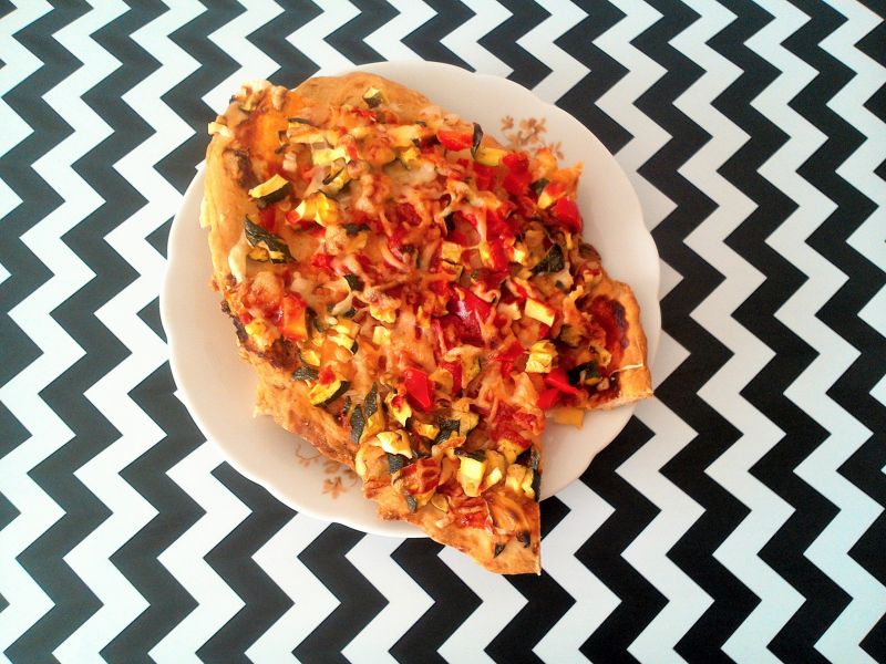 Pizza z cukinią i papryką  Pizza z cukinią i papryką